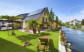 Ferienwohnung, 2 Zimmer, 4 bis 6 Personen, 67 qm, mit großem Balkon, entlang am Fluss, an der Aach, am Bodensee, nah am Naturschutzgebiet